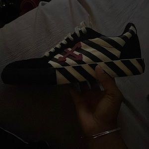 Selling my OFF-WHITE Vulcan low stripe Violet SS20